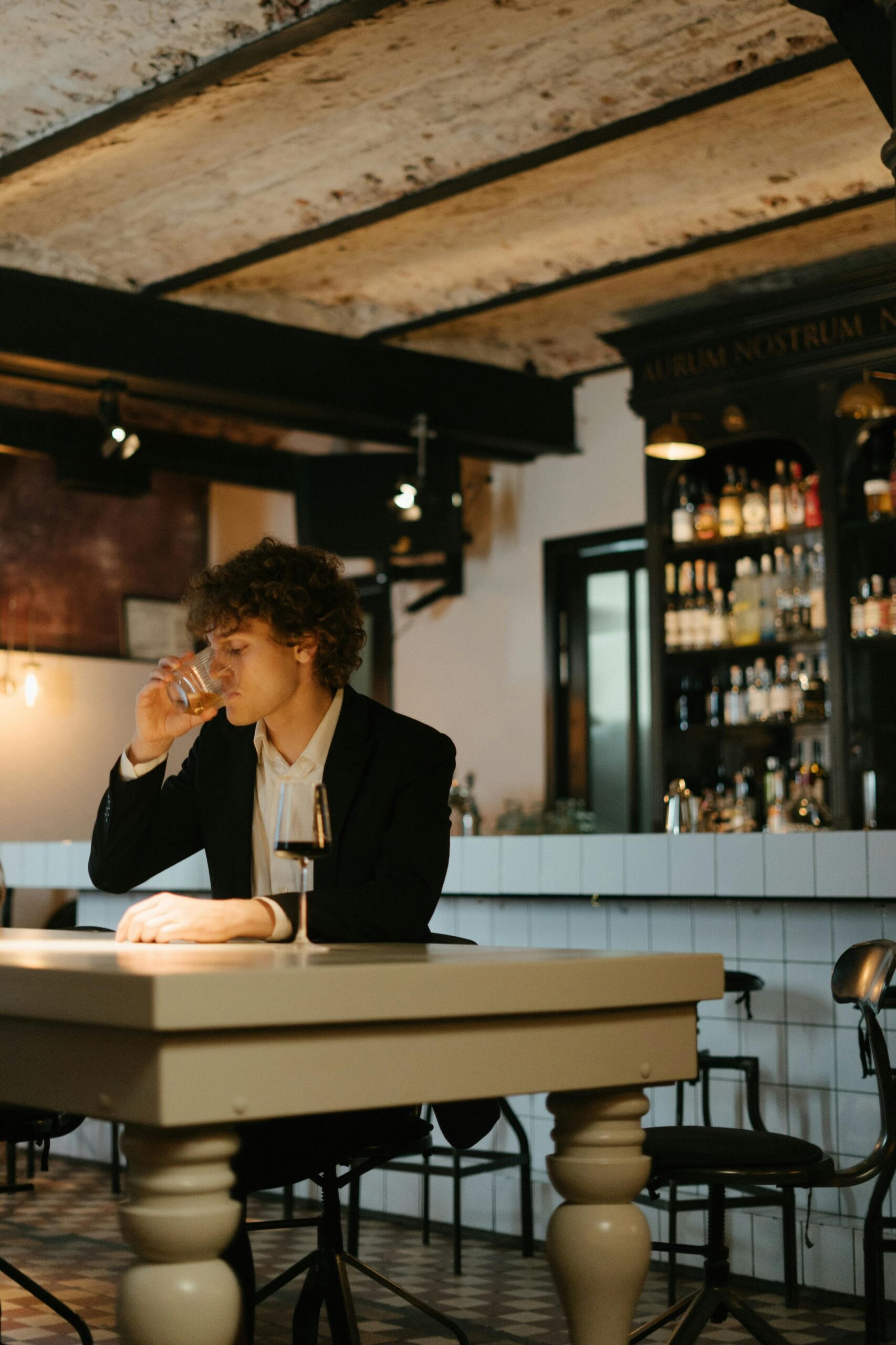 Eenzame eters-sectie in restaurants: solo-diners in de spotlight